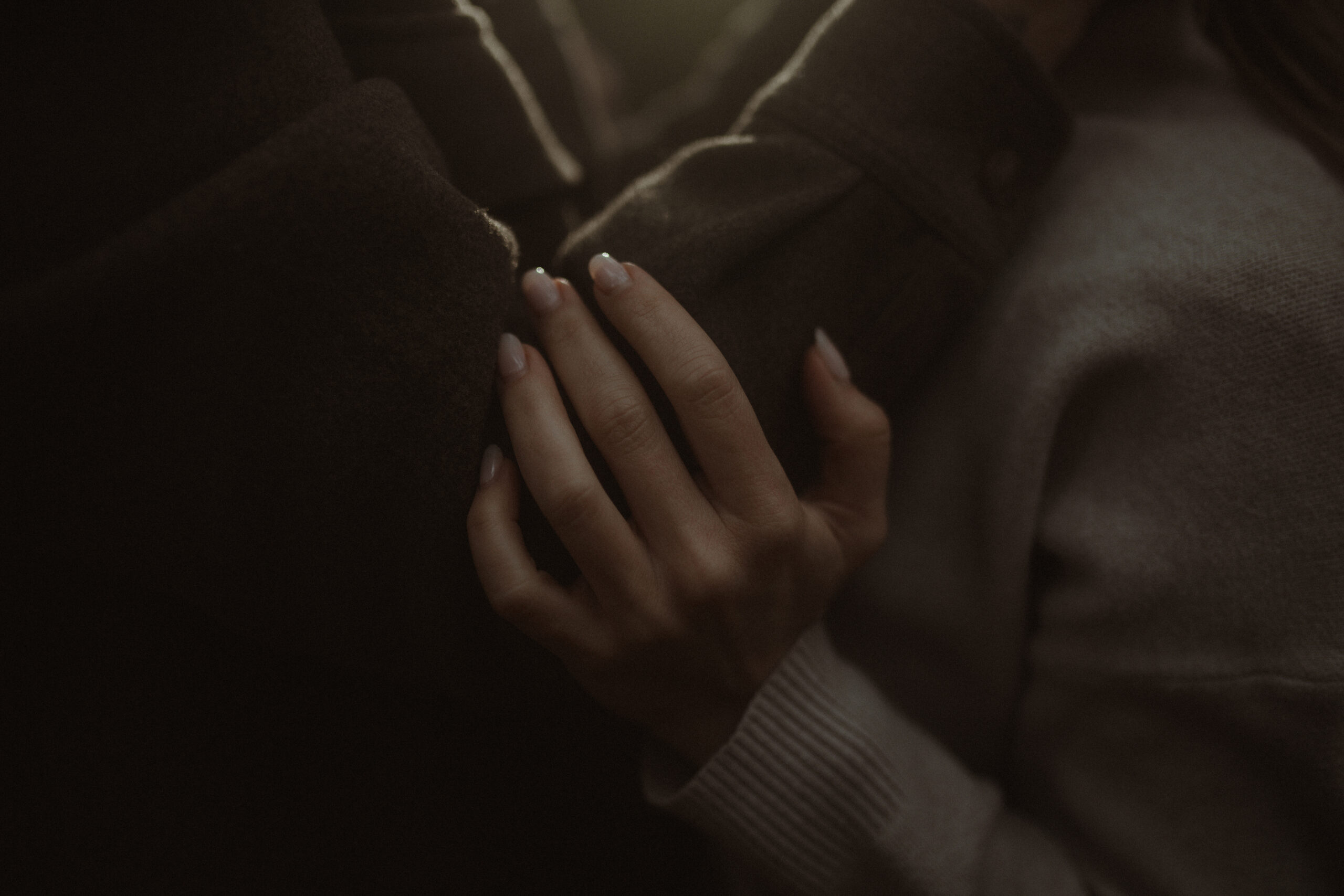 Sophie hält Mathias’ Arm, lächelnd am Seeufer Kärnten