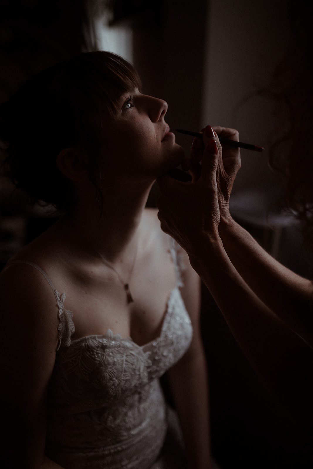 Eine Braut beim getting ready.