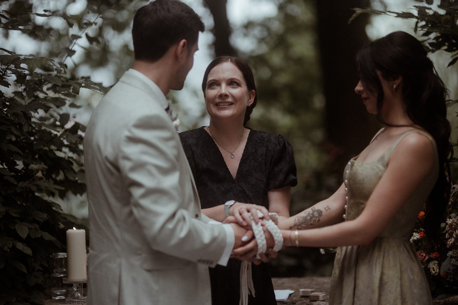 Handfasting während einer Trauung.