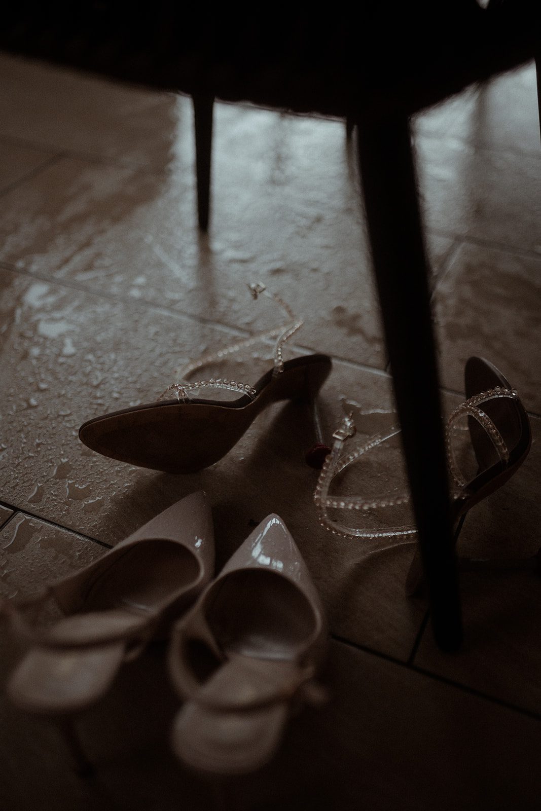 Detailshot von Schuhen im Regen.