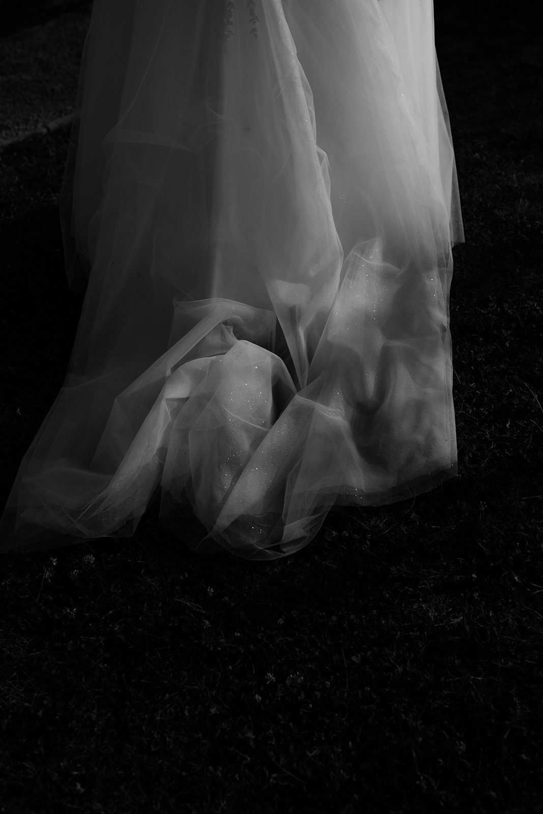 Deteilshot des Hochzeitskleides.