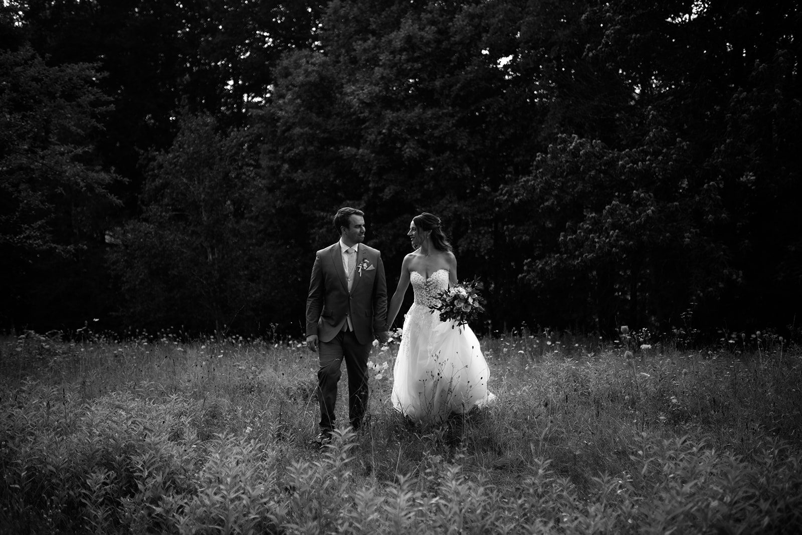 Schwarz Weiß Aufnahme des Hochzeitspaares.