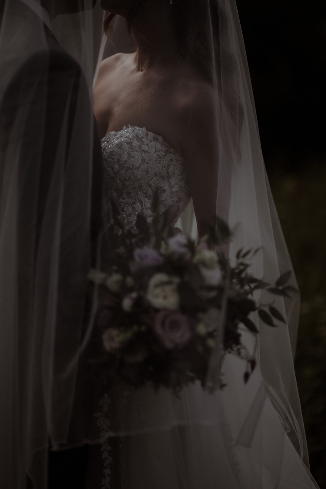 Ein Paar beim Fotoshooting während der Hochzeit